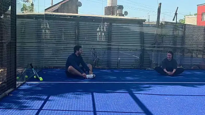 Elongación al final de la clase, sentados sobre la cancha